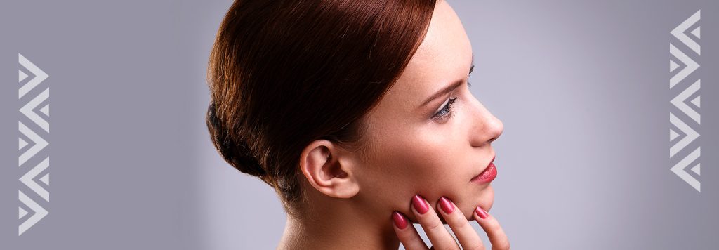 Imagen de una mujer, se aprecian sus uñas. Ha aprendido a fortalecer su cabello y uñas naturalmente.